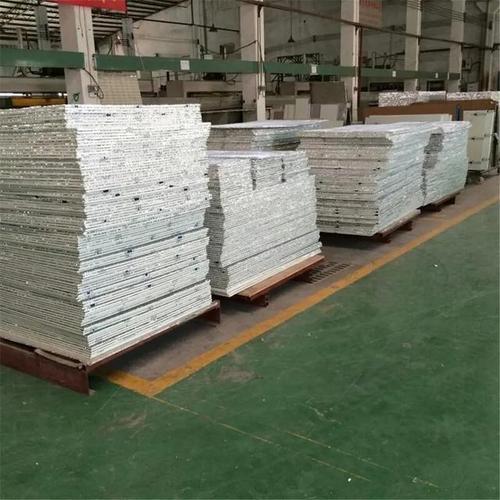 以其輕質(zhì),高強(qiáng),耐腐蝕,隔音隔熱,易加工等優(yōu)點(diǎn),被廣泛應(yīng)用于建筑幕墻